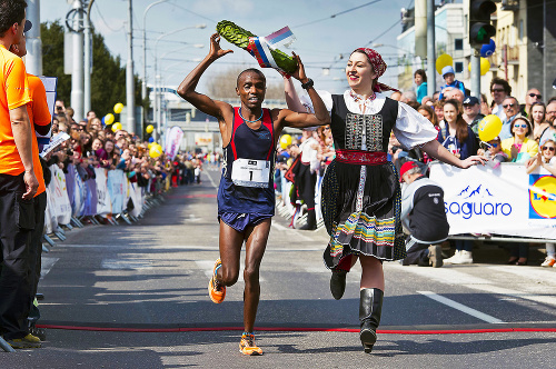 Víťaz Keňan Joel Maina Mwangi časom 34:16 min.