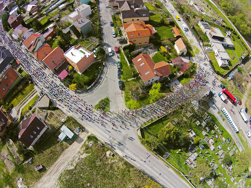 Zákruta na Muránskej ulici praskala vo švíkoch. Bežci museli podliezať aj dopravné značenie.