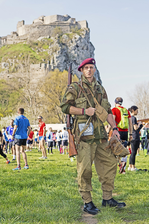 Juraj (41) odbehol vo výstroji britského výsadkára. Na tele niesol záťaž viac než 18 kilogramov.