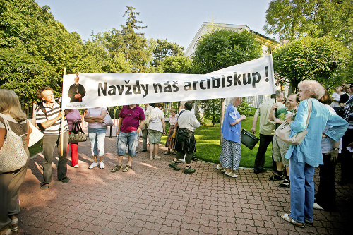 Protesty: Za Bezáka sa postavili ľudia nielen z Trnavskej arcidiecézy, ale z celého Slovenska.