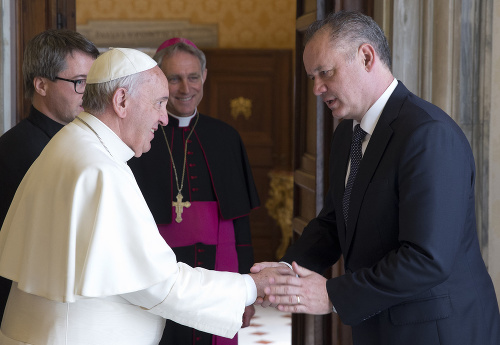 - Úsmevy na tvárach všetkých zúčastnených. Na Kiskovej je viditeľná úcta aj pokora. V geste podávania rúk vidíme malé objatie. Pápež sa tvári príjemne, akoby sa tešil návšteve.