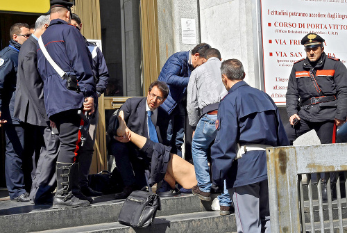 Policajti zachraňovali zranených na schodoch.