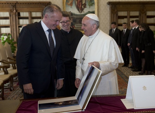 Kiska odovzdal pápežovi knihu s fotografiami Slovenska.