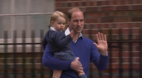 William priniesol do nemocnice vzácnu návštevu. Sestričku a mamu prišiel pozdraviť malý princ George.
