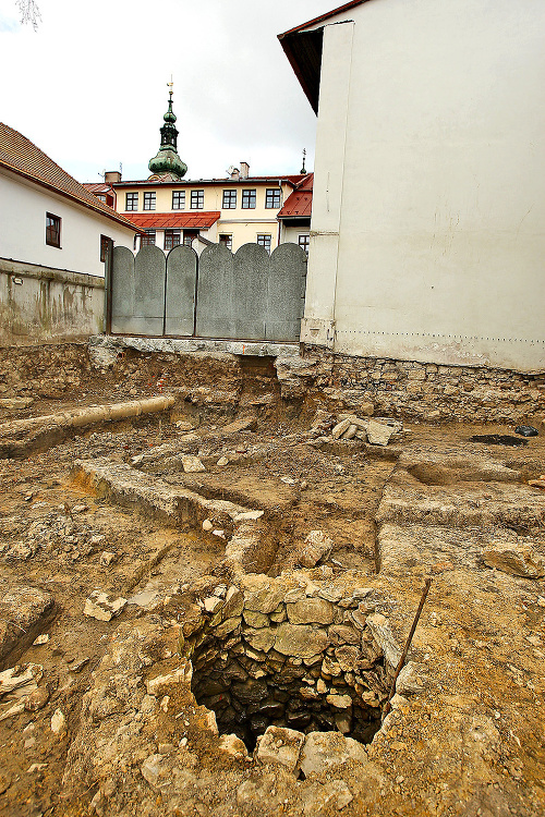 Archeológovia odkryli a preskúmali plochu, ktorá sa nachádzala na jednom z meštianských domov.
