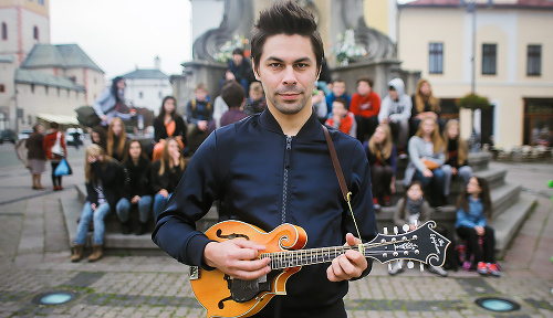 Adam Ďurica so svojou mandolínou.