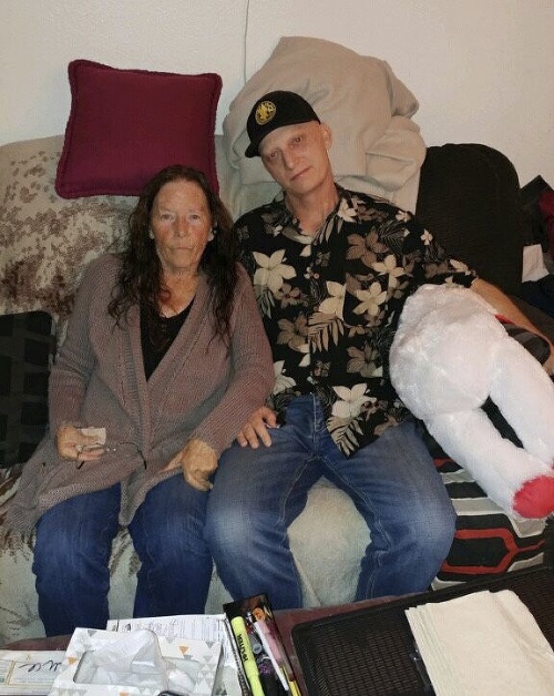 Michael White so svojou matkou Joannou Whiteovou na archívnej snímke z roku 2018