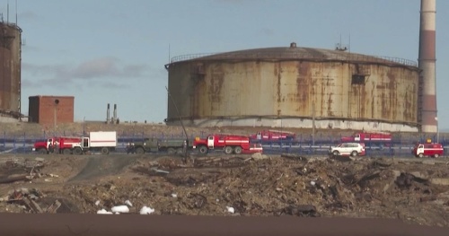 Na videosnímke nákladné vozidlá ruského ministerstva pre mimoriadne situácie zasahujú na mieste úniku dieselového paliva.