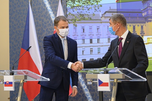 Predseda vlády SR Igor Matovič (vľavo) a český premiér Andrej Babiš