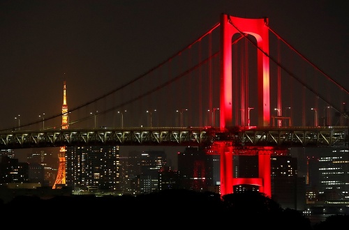 Tokijský Dúhový most sa zafarbil načerveno.