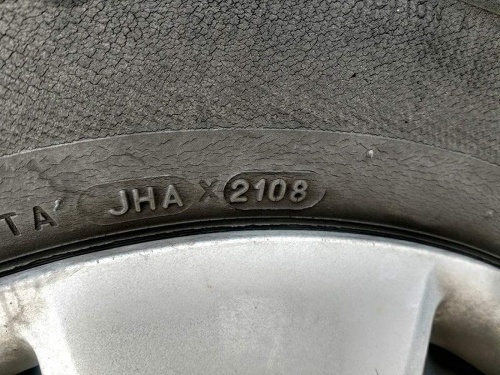Takáto pneumatika má síce dostatočne hlboký dezén, ale v dôsledku veku sa začína poškodzovať jej povrch. Číslo 2108 v tomto prípade hovorí o roku výroby 2008.