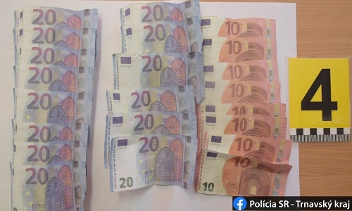 Polícia falošné bankovky zaistila.