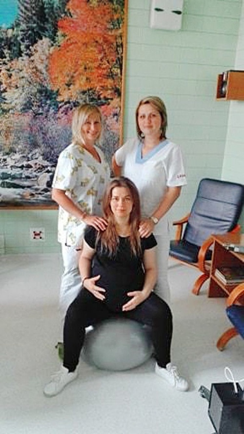 Pôrodná asistentka Anna (vpravo) priviedla na svet Rebeku. 