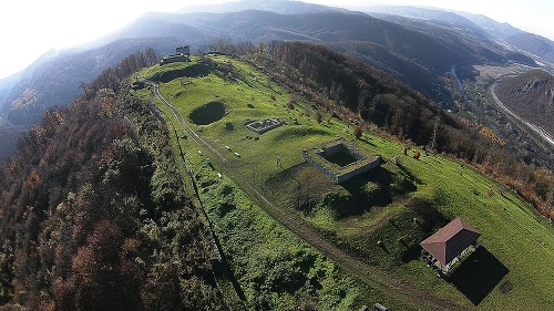 Letecký pohľad na Pustý hrad.