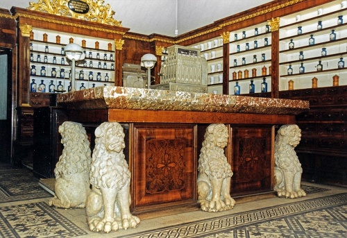 1995 - Pýchou lekárne bol barokový nábytok. 