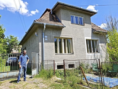 Michal Černušák (37) pred domom svojej mamy a starých rodičov, ktorý im vyvlastnili, no po súde im bol vrátený. 