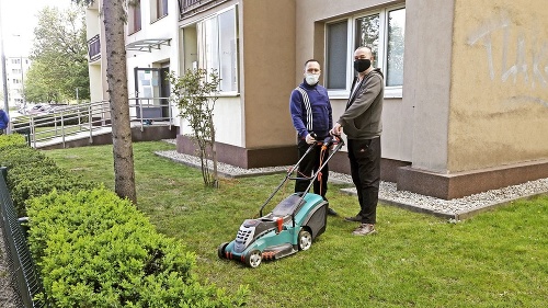 Erik (41) a Fero (47) sa takto starajú o trávnik pred svojím domom.