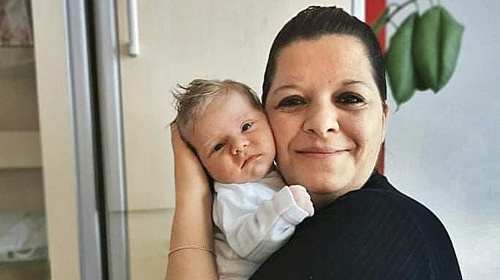 Anita (40) s mesačnou dcérkou Emilly, ktorá sa narodila pol roka po smrti otca.