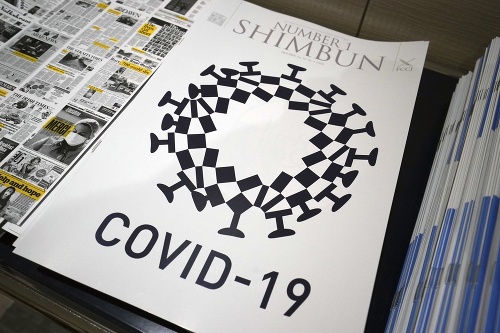 Na snímke obrázok v miestnom časopise, v ktorom logo hier skombinovali s obrázkom koronavírusu.