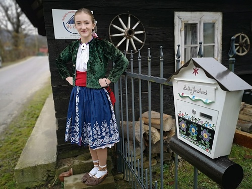 20 ročná študentka Juliana z Dolnej Poruby v tradičnom odeve pri tradičných činnostiach.