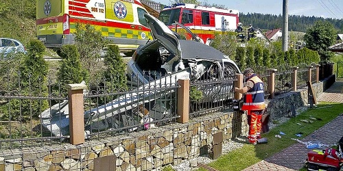 Na mieste havárie zasahovali hasiči a záchranári. Auto so 4 pasažiermi skončilo v priekope. Náraz si vyžiadal život mladého dievčaťa. 