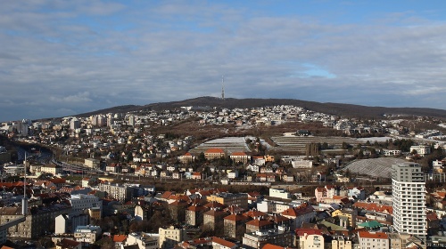 Pohľad na televíznu vežu Kamzík (v pozadí) z budovy Národnej banky Slovenska v Bratislave.