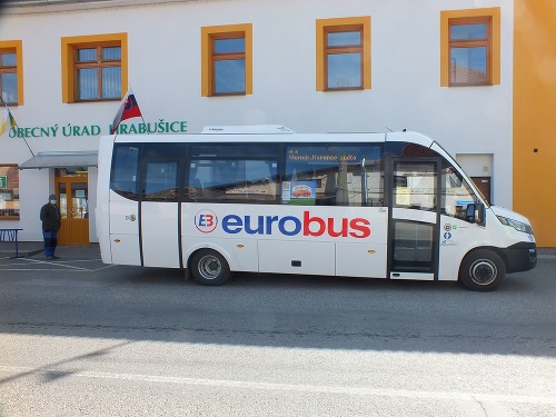Hrabušický letný minibus poslúži turistom aj v tejto sezóne pri zvážaní cestujúcich zo severu na juh Slovenského raja a naspäť.