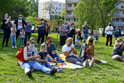 Košičania si užili koncert z trávnika medzi panelákmi, ale aj z balkónov a okien.