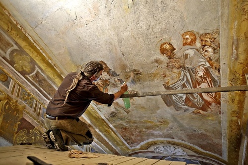 Obnova barokových fresiek v Strednom kostole je precízna a náročná činnosť.
