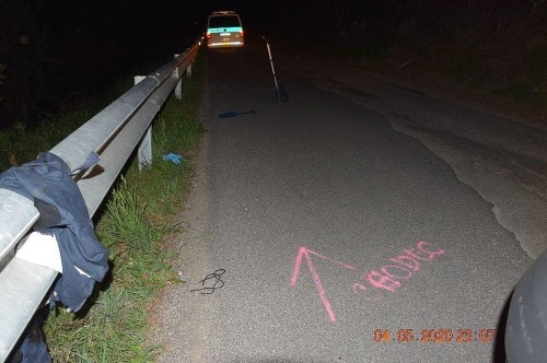 Polícia vyšetruje okolnosti zrážky vodiča s chodcom.