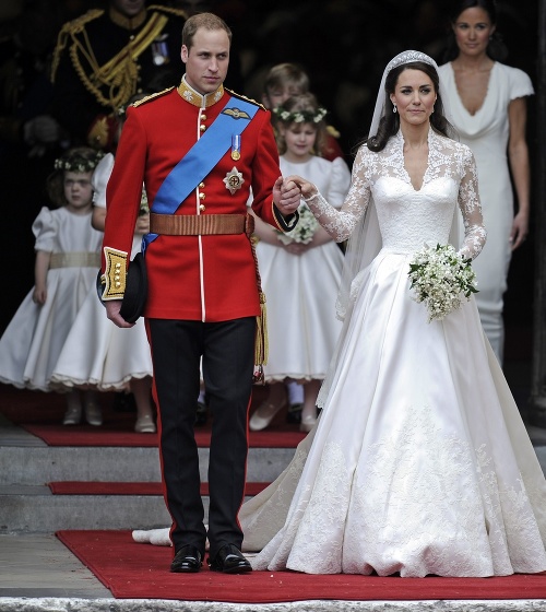 Vojvodkyňa Kate a princ William opúšťajú Westminsterské opátstvo po svadobnom obrade v roku 2011.