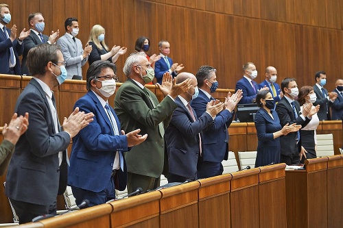 Politici boli po hlasovaní spokojní a v Národnej rade sa tlieskalo, avšak bez poslancov Smeru a ĽSNS.