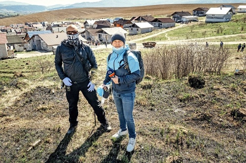 V teréne ho sprevádza fotograf a kameraman Martin Krystýnek.