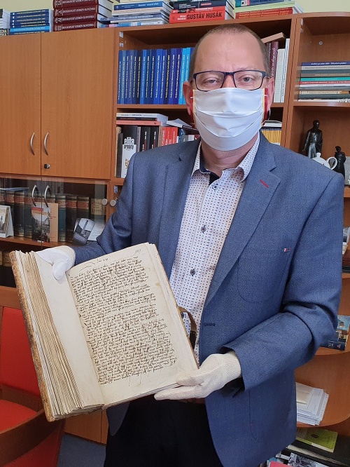 Riaditeľ Štátneho archívu v Košiciach Richard Pavlovič ukazuje najstarší zápisok.