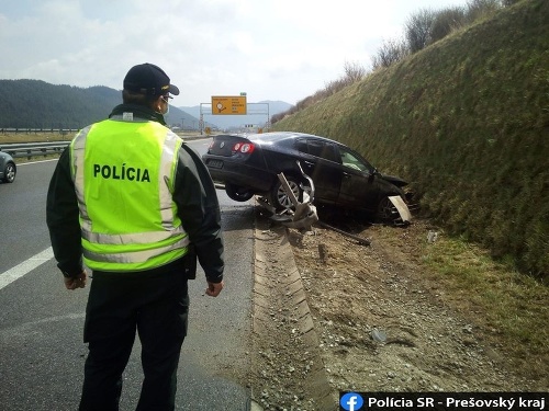 Auto skončilo vo zvodidlách. 