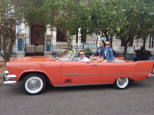 Jazda na starých autách patrí neodmysliteľne ku Kube.