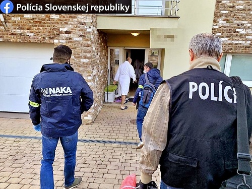 Bývalý šéf štátnych hmotných rezerv otvoril policajtom v župane.