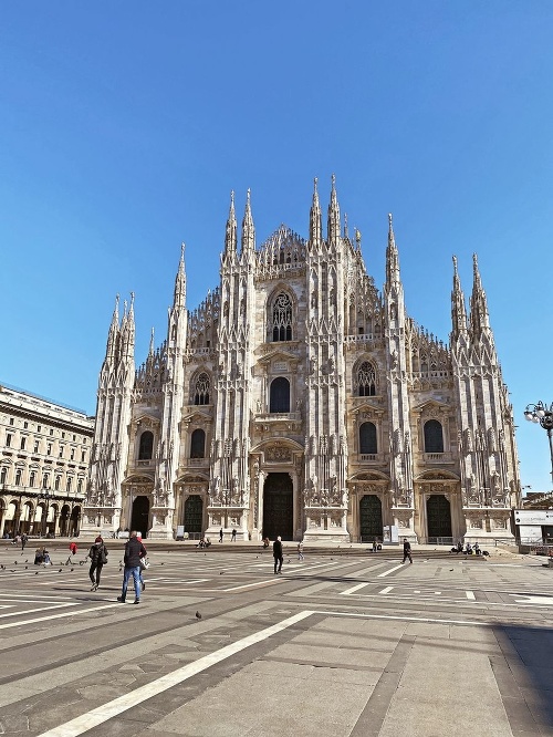 Katedrála Duomo patrí k najvyhľadávanejším turistickým atrakciám v Miláne. Dnes okolo nej prejde hŕstka ľudí.