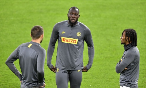  Hráč Interu Miláno Romelu Lukaku (v strede) so spoluhráčmi na tréningu.