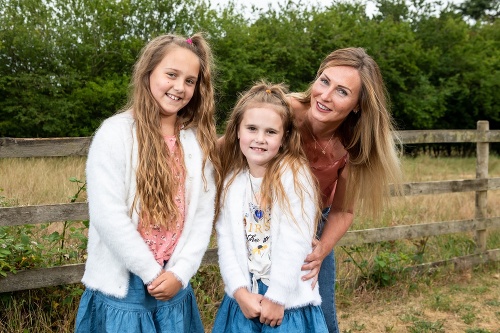 Suzanne má dve dcérky Bellu (9) a Hettie (7).