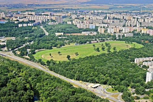 Športovisko sa nachádza na konci Petržalky