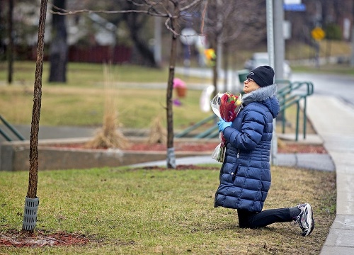 Návštevy sú zakázané. Príbuzní nosia kvety a modlia sa pred domovmi.