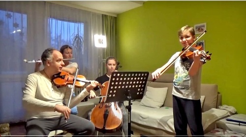 Rodinné kvarteto Adamcovcov nacvičuje v obývačke. 