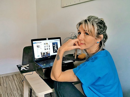 Aj Ivana Pančáková komunikuje so žiakmi cez počítač. 