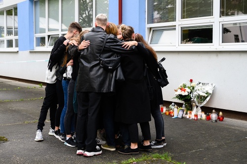 Študenti gymnázia počas spomienky na zavraždeného zástupcu riaditeľa školy Jaroslava Budzu 