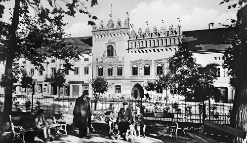 1937 -  Pohľadnica námestia v Levoči zo súkromnej zbierky rodiny. Malý Alexander na nej pózuje so svojim dedom.