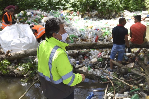 Minister životného prostredia (MŽP) SR Ján Budaj počas čistenia toku rieky Bodva.