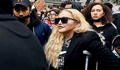 Londýn: Na protest v Londýne prišla aj speváčka Madonna o barlách. 