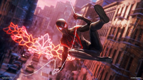 Najväčším prekvapením je hra Spider-Man, kde hlavnú úlohu po Petrovi Parkerovi prevzal Miles Morales.