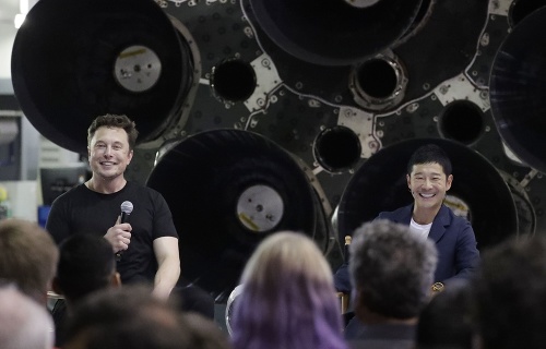 Japonský miliardár Jusaku Maezawa (vpravo) a zakladateľ SpaceX Elon Musk.